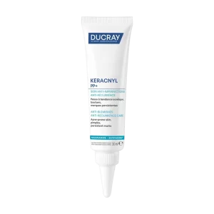 Keracnyl PP Crème Apaisante Anti-Imperfections de Ducray est un soin spécialement développé pour le traitement des peaux grasses à tendance acnéique. Particulièrement sujettes aux imperfections, les peaux jeunes, mais également les peaux des femmes, trouvent en cette crème une alliée pour lutter contre les boutons et les marques. Avec Keracnyl PP, l’avant-après est souvent notable : la crème est efficace et permet de libérer la peau de ses boutons enflammés. L’épiderme est également préservé des marques résiduelles persistantes laissées par les imperfections. Plus belle, plus saine, mais aussi apaisée et soulagée, la peau voit sa sécrétion de sébum régulée. Pour agir, la formule s’appuie notamment sur la vitamine PP, ainsi que sur la Myrtacine Nouvelle Génération, un extrait de feuilles de Myrte qui agit directement contre la bactérie C.acnes, en partie responsable des troubles acnéiques. L’épiderme redevient plus net et plus lisse, il est illuminé et débarrassé de ses boutons rouges.