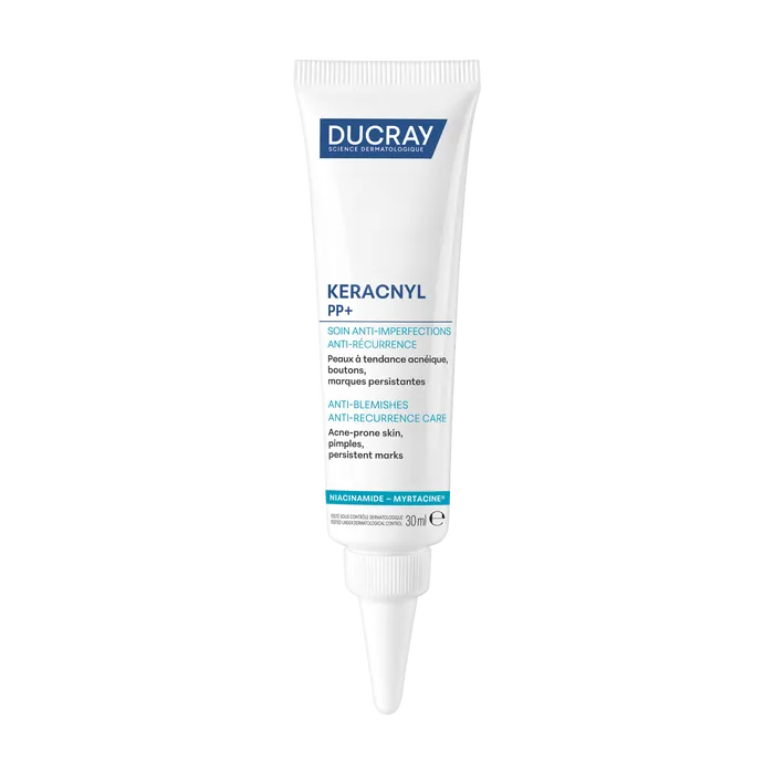 Keracnyl PP Crème Apaisante Anti-Imperfections de Ducray est un soin spécialement développé pour le traitement des peaux grasses à tendance acnéique. Particulièrement sujettes aux imperfections, les peaux jeunes, mais également les peaux des femmes, trouvent en cette crème une alliée pour lutter contre les boutons et les marques. Avec Keracnyl PP, l’avant-après est souvent notable : la crème est efficace et permet de libérer la peau de ses boutons enflammés. L’épiderme est également préservé des marques résiduelles persistantes laissées par les imperfections. Plus belle, plus saine, mais aussi apaisée et soulagée, la peau voit sa sécrétion de sébum régulée. Pour agir, la formule s’appuie notamment sur la vitamine PP, ainsi que sur la Myrtacine Nouvelle Génération, un extrait de feuilles de Myrte qui agit directement contre la bactérie C.acnes, en partie responsable des troubles acnéiques. L’épiderme redevient plus net et plus lisse, il est illuminé et débarrassé de ses boutons rouges.